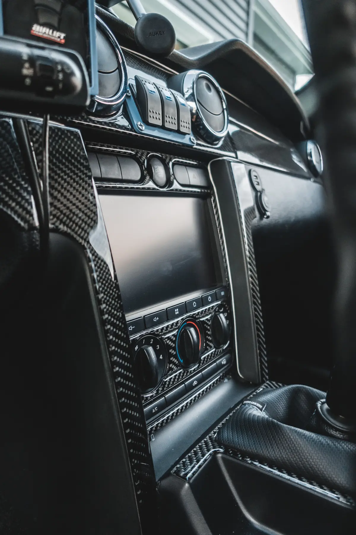 Dynacarbon™️ Aftermarket 2005-2009 Ford Mustang Dynavin Multimedia Radio Kit 1